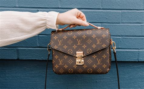 ciri jam louis vuitton asli|contoh tas Louis Vuitton asli.